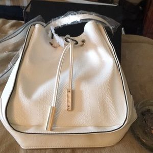 NWT MELIE BIANCO IVORY BUCKET BAG DETAILING GOLD